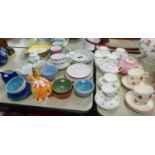 A GOOD SELECTION OF MODERN TEA AND DINNER WARES TO INCLUDE; STRAWBERRY PATTERN TEA CUPS AND SAUCERS,