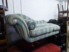 A CHAISE LONGUE WITH SINGLE SCROLL END, COVERED IN PALE BLUE AND OFF-WHITE FABRIC, ON TAPERING