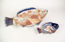 ORIENTAL IMARI PORCELAIN LARGE DISH IN THE FORM OF A FISH, the body painted in traditional palette