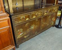 A MATCHING CHINESE LACQUER SIDEBOARD, HAVING FOUR DRAWERS ABOVE FOUR DOORS, ALL HAVING PICTORIAL