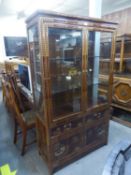 A REPRODUCTION CHINESE LACQUERED DISPLAY CABINET, WITH PICTORIAL DECORATION, THE UPPER SECTION