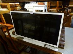 A BUSH 31" FLAT SCREEN TV/DVD IN WHITE CASE WITH REMOTE CONTROL