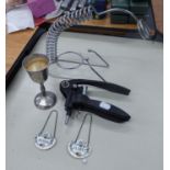 'SCREWPULL' MODERN PATENT CORKSCREW AND EXTRACTOR, STEEL WIRE PATTERN WINE BOTTLE HOLDER/POURER,