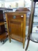 AN EDWARDIAN INLAID MAHOGANY BEDSIDE CUPBOARD, WITH DRAWER ABOVE