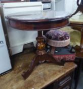 A GOOD QUALITY ANTIQUE ROSEWOOD CIRCULAR PEDESTAL COFFEE TABLE WITH BRASS INLAY DECORATION