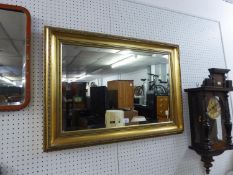 AN OBLONG BEVELLED EDGE WALL MIRROR, IN GILT CAVETTO FRAME, 23 ½? X 31 ½? OVERALL