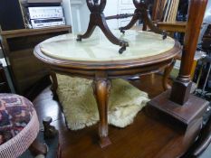 A MAHOGANY CIRCULAR COFFEE TABLE WITH PALE GREEN ONYX INSET TOP, ON FOUR CARVED CABRIOLE SUPPORTS,