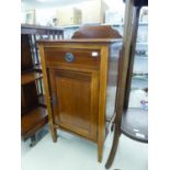 AN EDWARDIAN INLAID MAHOGANY BEDSIDE CUPBOARD, WITH DRAWER ABOVE