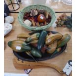 16 CARVED AND STAINED WOOD MODELS OF FRUIT AND VEGETABLES ON AN OVAL WOODEN FISH PLATTER WITH