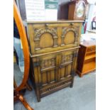 A GOOD QUALITY JACOBEAN STYLE WELL-CARVED MEDIUM OAK COCKTAIL CABINET, THE UPPER SECTION WITH FALL-