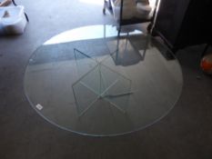 A PLATE GLASS CIRCULAR COFFEE TABLE, THE TOP STANDING ON A CRUCIFORM PLATE GLASS BASE