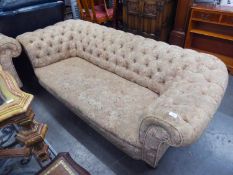 A BUTTON UPHOLSTERED FLORAL FABRIC ROUND-BACKED CHESTERFIELD SETTEE