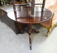 AN ANTIQUE OAK CIRCULAR TILT TOP SMALL TABLE, RAISED ON TRIPOD BASE