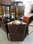 AN EDWARDIAN MAHOGANY TRIPOD WINE TABLE AND A MAHOGANY FINISH CORNER CUPBOARD (2)