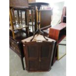 AN EDWARDIAN MAHOGANY TRIPOD WINE TABLE AND A MAHOGANY FINISH CORNER CUPBOARD (2)