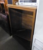 AN EARLY TWENTIETH CENTURY MAHOGANY DEEP OPEN BOOKCASE HAVING ADJUSTABLE SHELVES