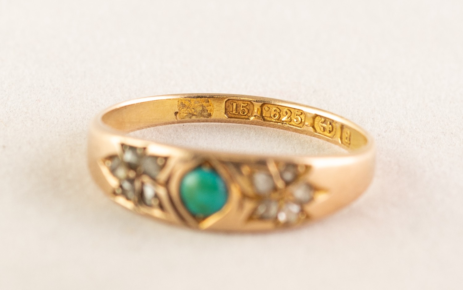 VICTORIAN 15ct GOLD RING, gypsy set with a centre turquoise flanked by two floral settings, each - Image 3 of 3