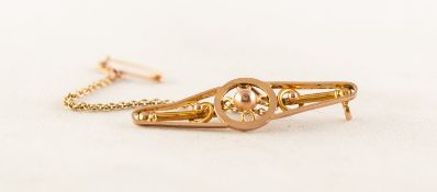 9ct GOLD OPENWORK, WING SHAPED BROOCH, 1 1/2in (4cm) wide with safety chain, 1.9 gms (c/r lacks pin)