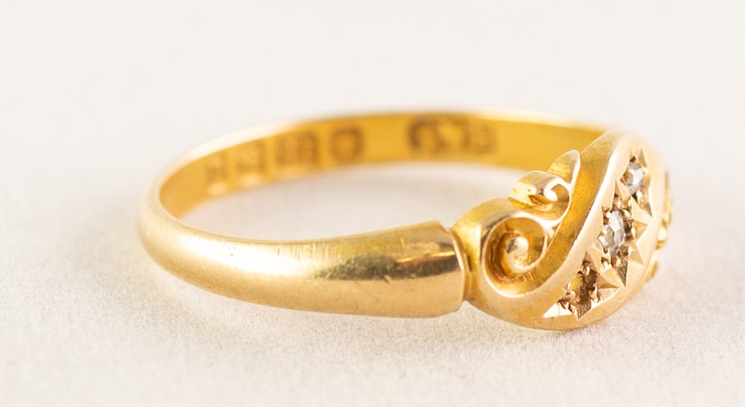 AN EDWARDIAN 18ct GOLD RING, with two tiny rose diamonds in a scroll pattern cross setting (one - Image 2 of 3