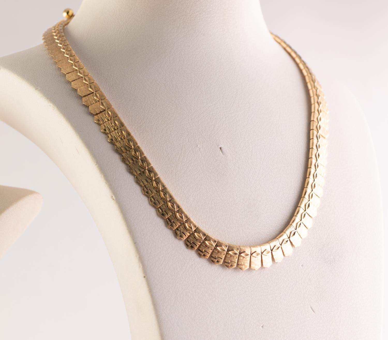 GOLD PLATED FRINGE PATTERN CHOKER NECKLACE; Trifari GOLD PLATED CHAIN NECKLACE with eleven spaced - Image 4 of 5