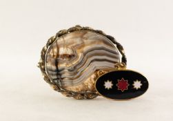 VICTORIAN LARGE OVAL BANDED AGATE BROOCH/PENDANT in pinchbeck spirally twisted surround (cracked),