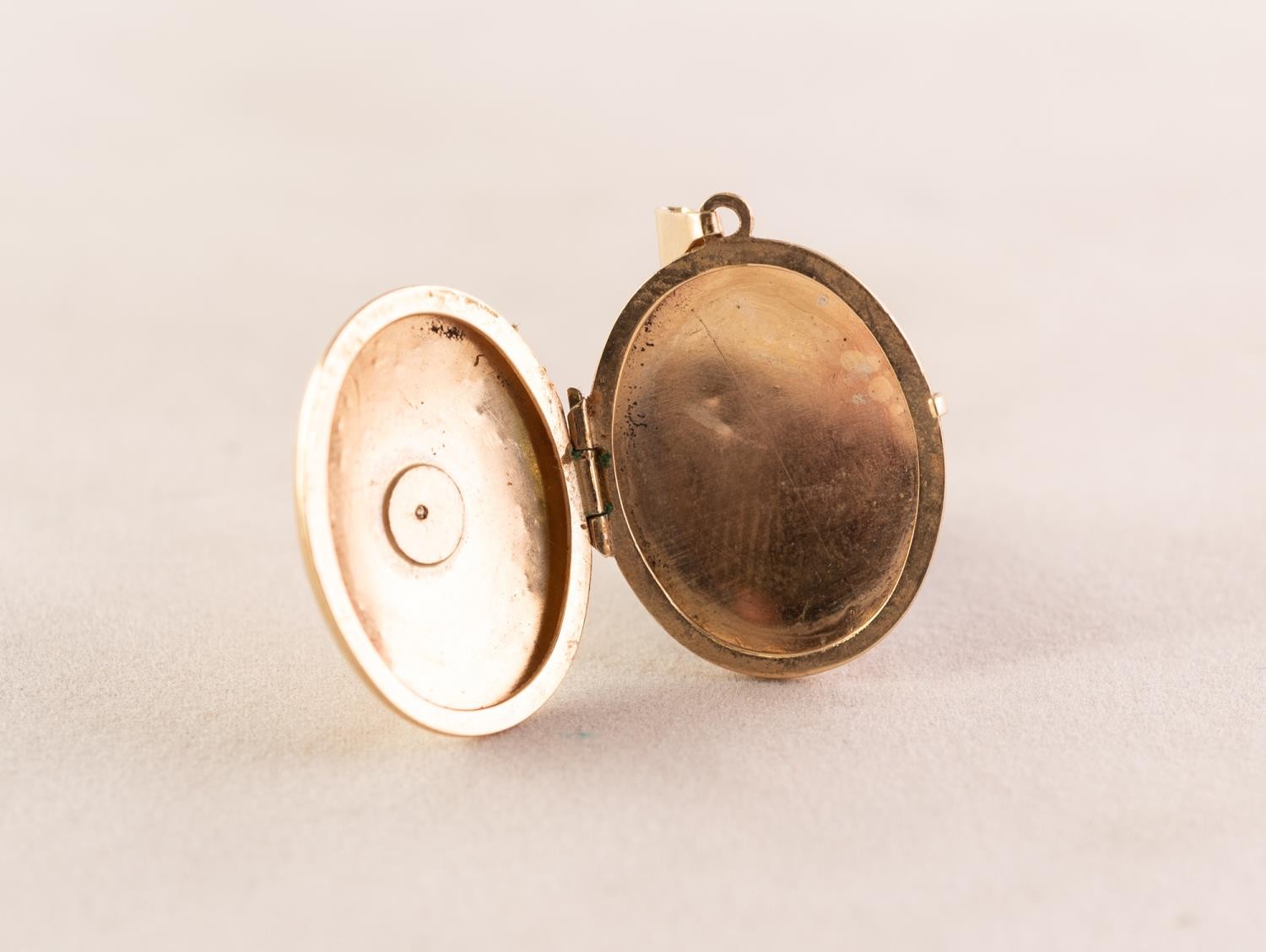 9ct GOLD SMALL ENGRAVED OVAL LOCKET PENDANT, star set with a tiny white stone, 1.9gms - Image 2 of 2