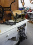 AN ANTIQUE SINGER SEWING MACHINE AND PART OF THE CAST IRON BASE (A.F.)