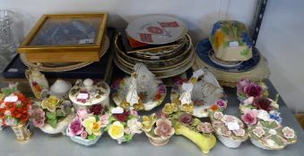 A SELECTION OF COLLECTORS PLATES TO INCLUDE; COMMEMORATIVE PLATES, FLORAL POSY ORNAMENTS ETC....