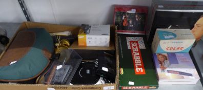 MIXED LOT TO INCLUDE; A SMALL CD PLAYER, A GOODMAN'S PORTABLE CD PLAYER  WITH SPEAKERS, AN AB & CO