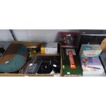 MIXED LOT TO INCLUDE; A SMALL CD PLAYER, A GOODMAN'S PORTABLE CD PLAYER  WITH SPEAKERS, AN AB & CO