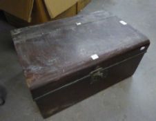 EARLY TWENTIETH CENTURY MAHOGANY BOX, IN THE STYLE OF A TIN TRUNK, WITH ROUNDED FRONT EDGE AND