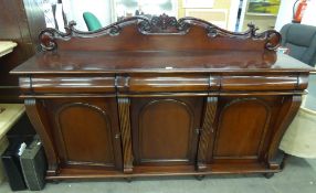 A GOOD QUALITY REPRODUCTION MAHOGANY SIDEBOARD, HAVING THREE DRAWERS ABOVE THREE PANEL DOORS (SPLITS