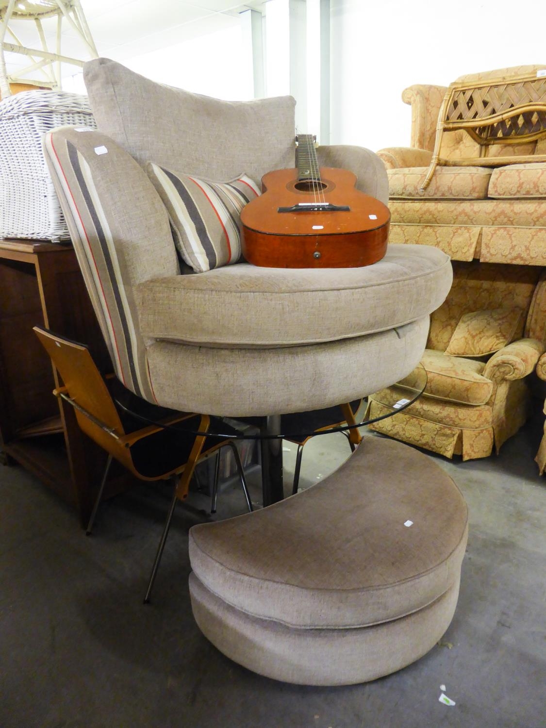 A MODERN GREY FABRIC LOUNGE CHAIR, CIRCULAR WITH WRAPAROUND BACK AND THE FITTING MOON SHAPED, SAME