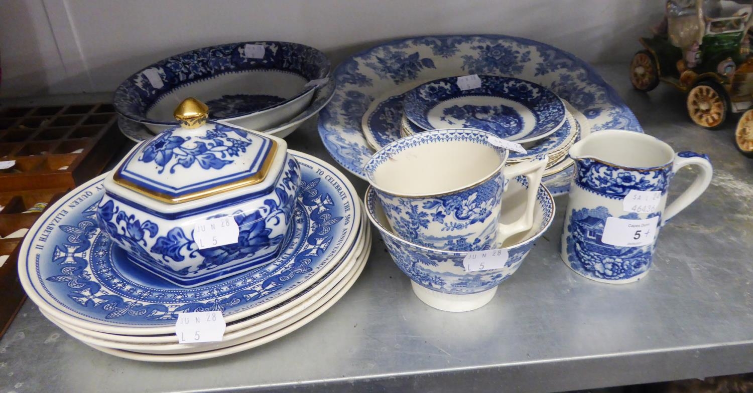 18 PIECES OF BLUE AND WHITE WARES, INCLUDING 4 ROYAL COMMEMORATIVE RACK PLATES AND A LARGE MEAT DISH