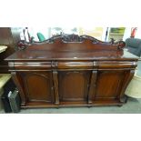 A GOOD QUALITY REPRODUCTION MAHOGANY SIDEBOARD, HAVING THREE DRAWERS ABOVE THREE PANEL DOORS (SPLITS