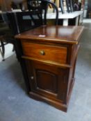 A MAHOGANY BEDSIDE CUPBOARD WITH DRAWER ABOVE