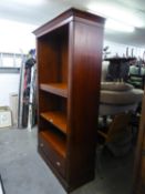 A GOOD QUALITY REPRODUCTION MAHOGANY OPEN BOOKCASE WITH ADJUSTABLE SHELVES AND TWO DRAWERS BELOW
