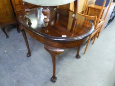 AN EARLY TWENTIETH CENTURY OVAL OCCASIONAL TABLE ON FOUR CABRIOLE LEGS ENDING IN CLAW AND BALL FEET