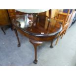 AN EARLY TWENTIETH CENTURY OVAL OCCASIONAL TABLE ON FOUR CABRIOLE LEGS ENDING IN CLAW AND BALL FEET