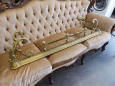 AN EDWARDIAN ORNAMENTAL BRASS FENDER