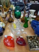 A SELECTION OF GLASSWARE TO INCLUDE; TWO GLASS SWAN DISHES, A PEDESTAL BOWL, WITH ETCHED FLORAL