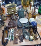 QUANTITY OF SOUVENIR ORNAMENTS TO INCLUDE; A HUNTERS KNIFE ON STAND, A SET OF 3 DECORATIVE