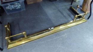 VICTORIAN STYLE BRASS EXTENDING FENDER, WITH TYPICAL BALL AND RAIL RAISED ENDS, 4'4" (132cm) wide