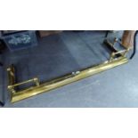 VICTORIAN STYLE BRASS EXTENDING FENDER, WITH TYPICAL BALL AND RAIL RAISED ENDS, 4'4" (132cm) wide