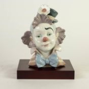 MODERN LLADRO PORCELAIN CLOWN?S HEAD, 5610, 8 ½? (21.6cm) high, on wood effect oblong base,