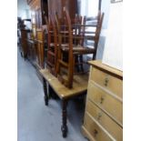 AN OAK DRAW-LEAF DINING TABLE AND FOUR EDWARDIAN BEDROOM CHAIRS (ALL A.F.) (5)