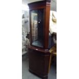 A LINE INLAID MAHOGANY DOUBLE CORNER CABINET WITH GLAZED DOOR ABOVE, ENCLOSING A MIRRORED INTERIOR