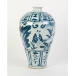 CHINESE LATE MING DYNASTY WANLI (1573 - 1620) PERIOD PORCELAIN MEI-PING VASE, spiritedly painted