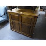 A GOOD QUALITY SOLID OAK HI-FI CUPBOARD WITH PART LIFT-UP LID, INTERIOR HAVING FITTED SHELVES,