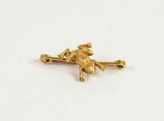 10ct GOLD SAFETY PIN BROOCH surmounted by a frog, 1 1/2in (3.8cm) long, 2.6 gms